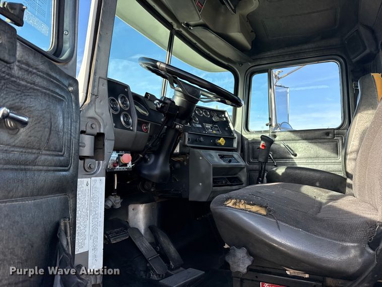 image for item EG1908 2003 Mack RD crane truck