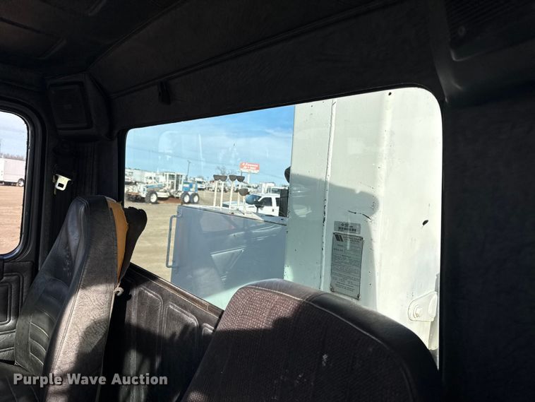 image for item EG1908 2003 Mack RD crane truck