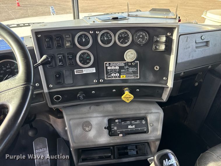 image for item EG1908 2003 Mack RD crane truck