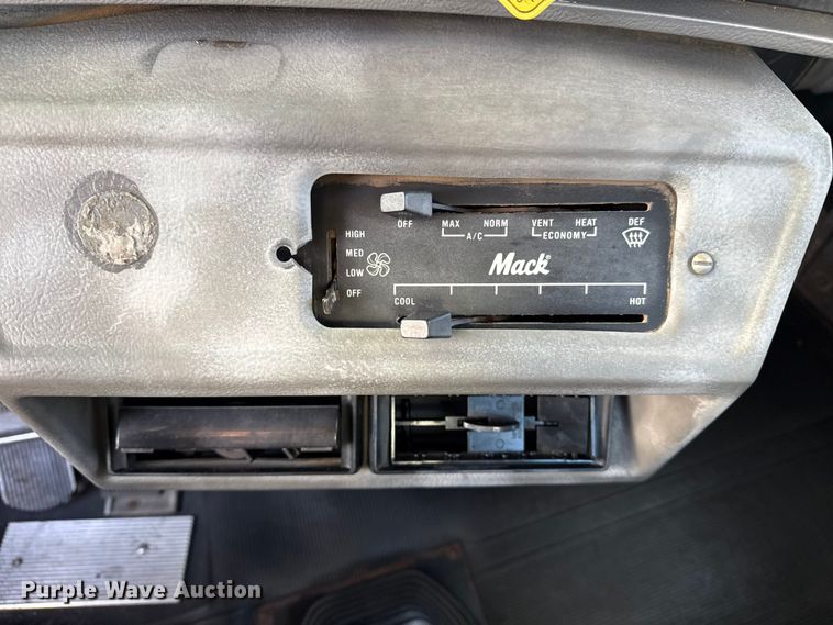 image for item EG1908 2003 Mack RD crane truck