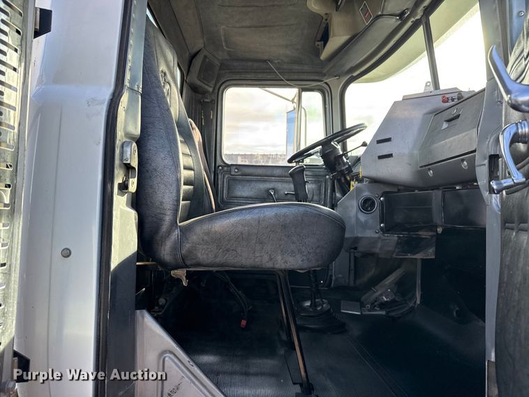 image for item EG1908 2003 Mack RD crane truck