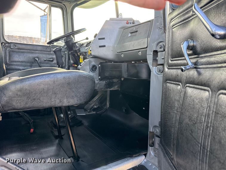 image for item EG1908 2003 Mack RD crane truck