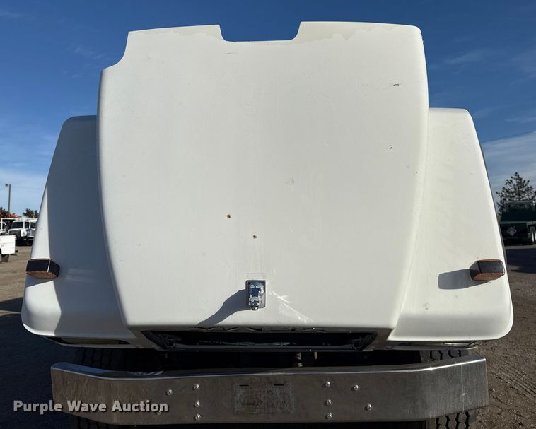 image for item EG1908 2003 Mack RD crane truck