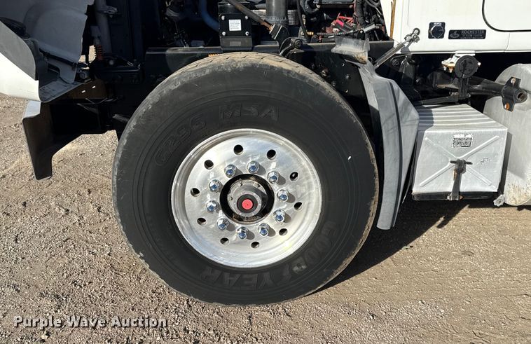 image for item EG1908 2003 Mack RD crane truck