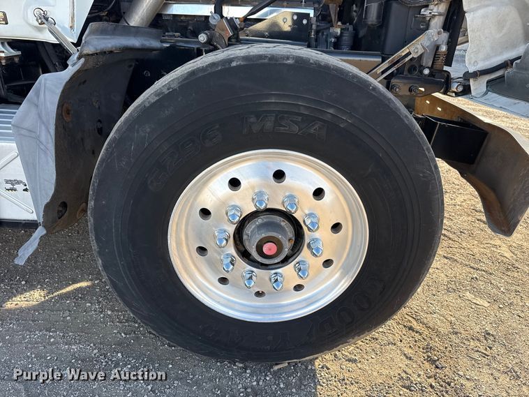 image for item EG1908 2003 Mack RD crane truck