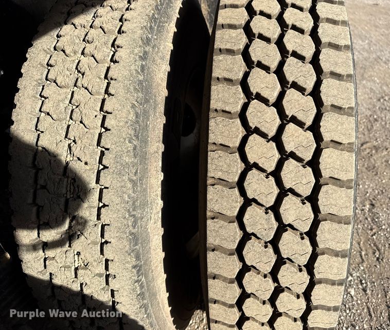 image for item EG1908 2003 Mack RD crane truck