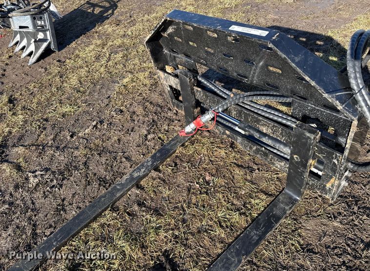 image for item EN0150 2025 Giyi SF60 skid steer forks