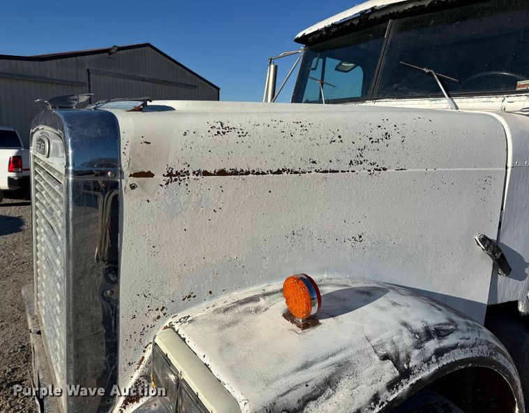 image for item EN0792 1993 Freightliner FLD dump truck