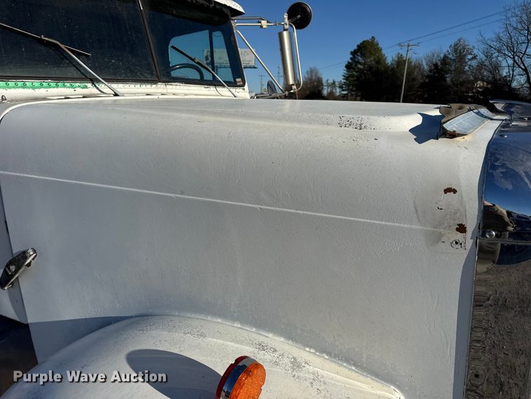 image for item EN0792 1993 Freightliner FLD dump truck