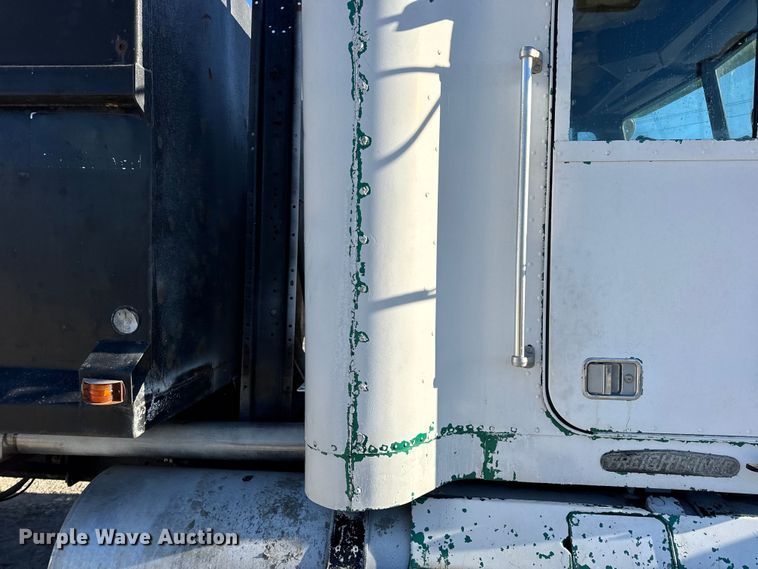 image for item EN0792 1993 Freightliner FLD dump truck