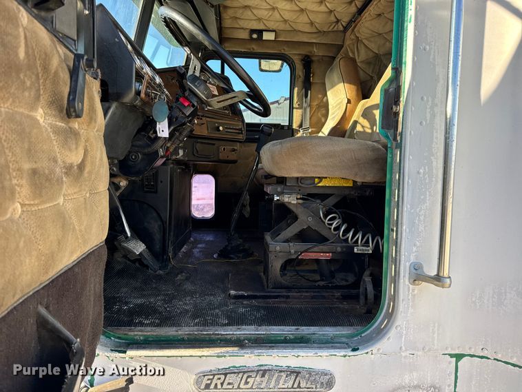 image for item EN0792 1993 Freightliner FLD dump truck
