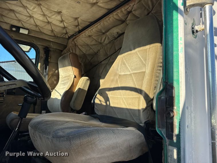 image for item EN0792 1993 Freightliner FLD dump truck