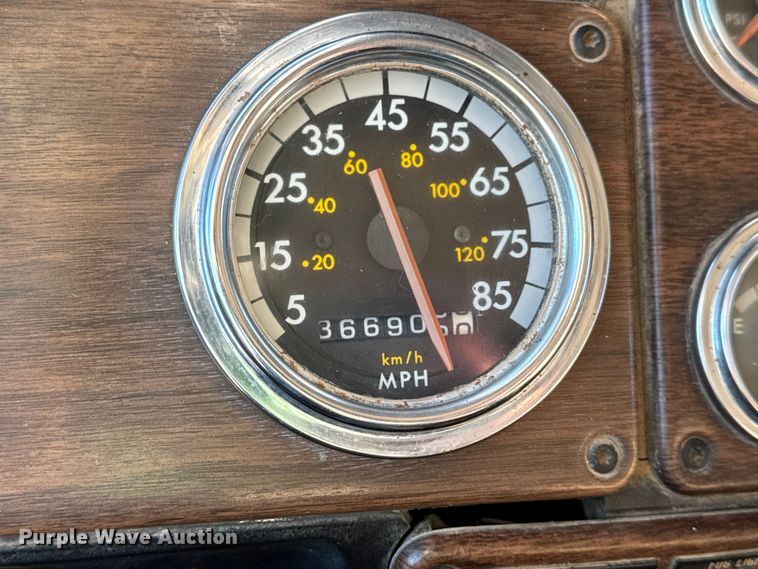 image for item EN0792 1993 Freightliner FLD dump truck