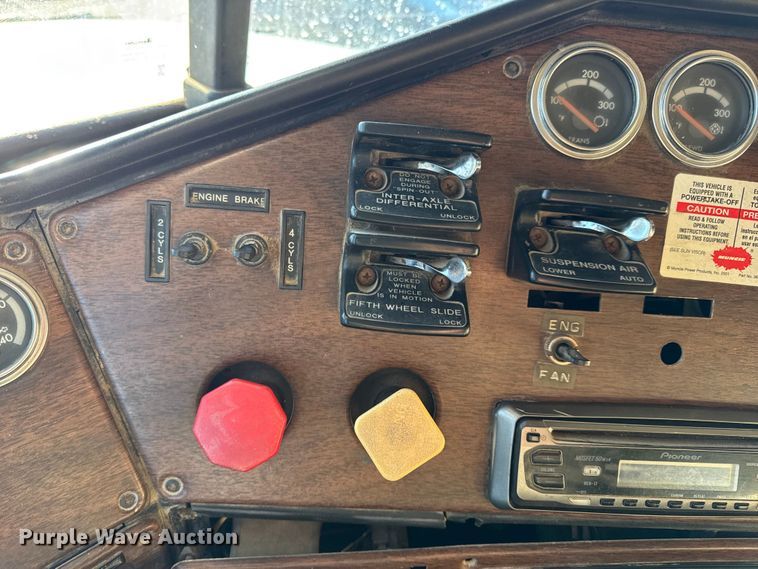 image for item EN0792 1993 Freightliner FLD dump truck