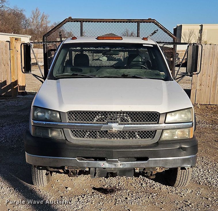 image for item EO4903 2003 Chevrolet Silverado 3500 flatbed pickup truck