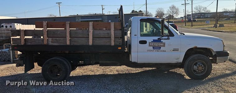 image for item EO4903 2003 Chevrolet Silverado 3500 flatbed pickup truck