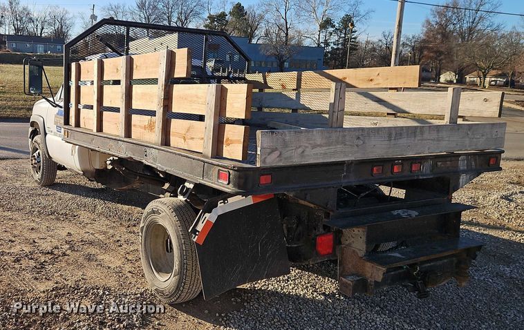 image for item EO4903 2003 Chevrolet Silverado 3500 flatbed pickup truck
