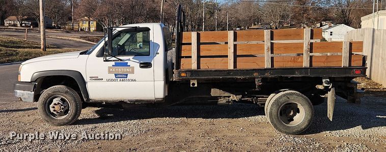 image for item EO4903 2003 Chevrolet Silverado 3500 flatbed pickup truck