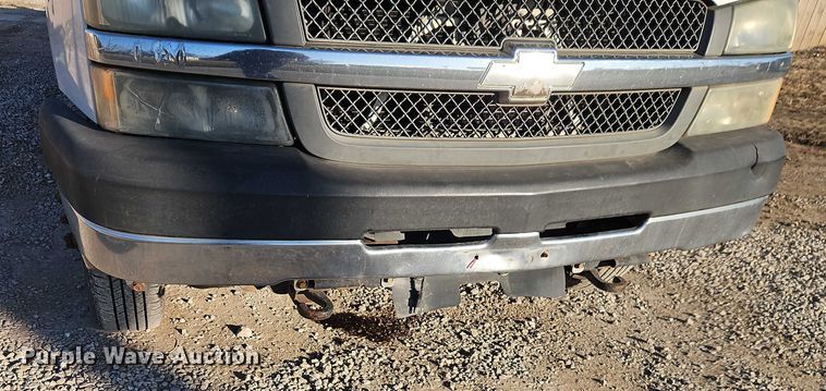 image for item EO4903 2003 Chevrolet Silverado 3500 flatbed pickup truck