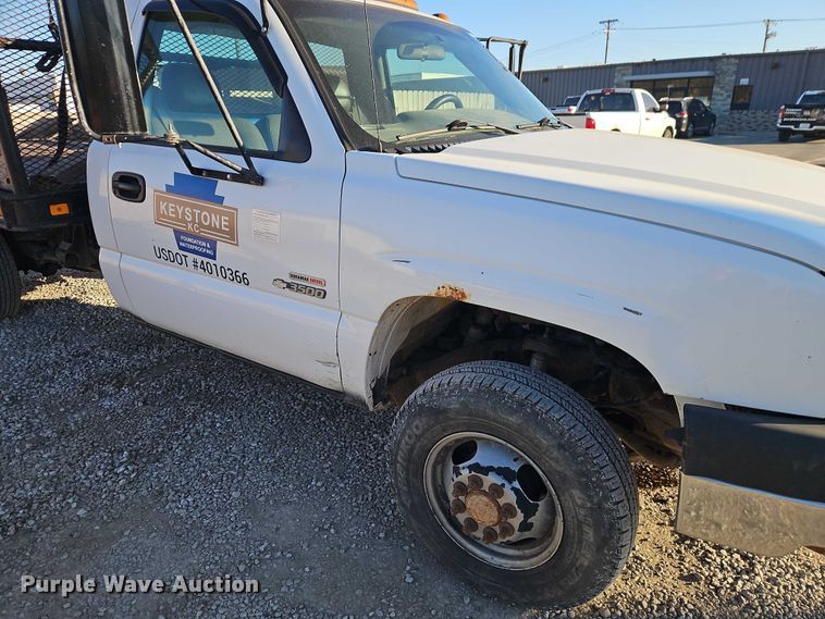 image for item EO4903 2003 Chevrolet Silverado 3500 flatbed pickup truck