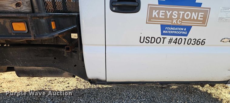 image for item EO4903 2003 Chevrolet Silverado 3500 flatbed pickup truck