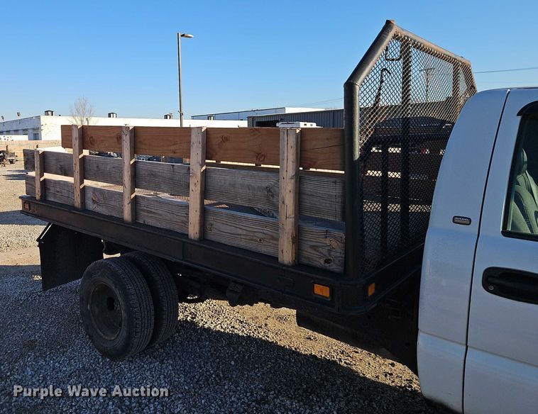 image for item EO4903 2003 Chevrolet Silverado 3500 flatbed pickup truck