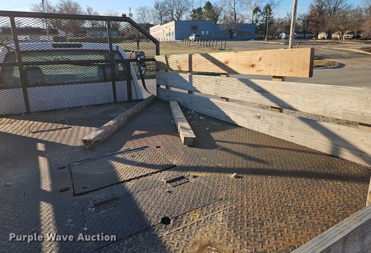 image for item EO4903 2003 Chevrolet Silverado 3500 flatbed pickup truck