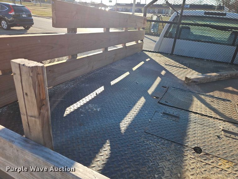 image for item EO4903 2003 Chevrolet Silverado 3500 flatbed pickup truck