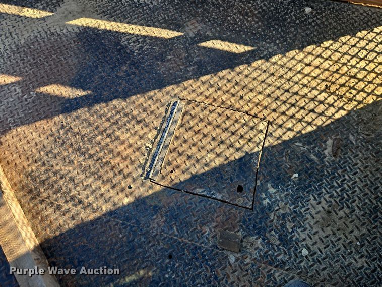 image for item EO4903 2003 Chevrolet Silverado 3500 flatbed pickup truck