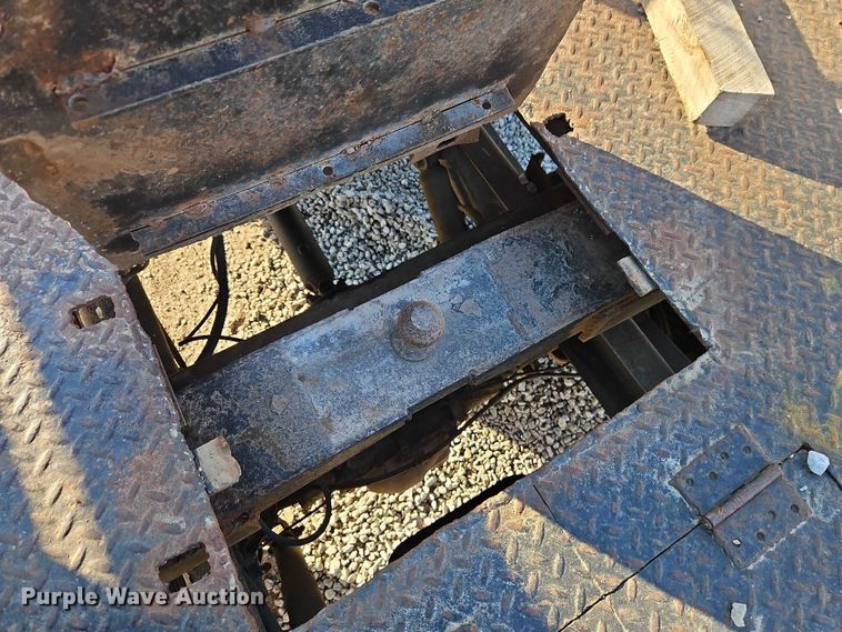 image for item EO4903 2003 Chevrolet Silverado 3500 flatbed pickup truck