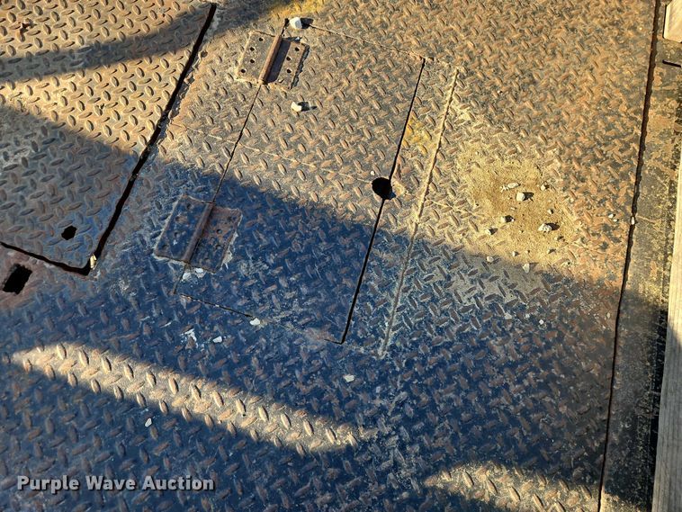 image for item EO4903 2003 Chevrolet Silverado 3500 flatbed pickup truck