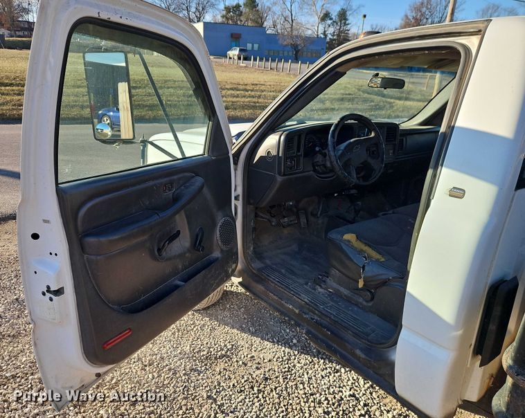 image for item EO4903 2003 Chevrolet Silverado 3500 flatbed pickup truck