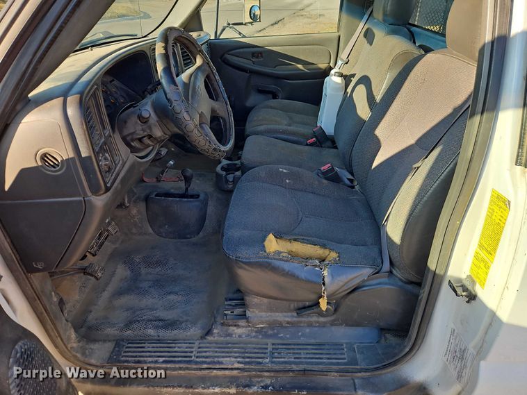 image for item EO4903 2003 Chevrolet Silverado 3500 flatbed pickup truck