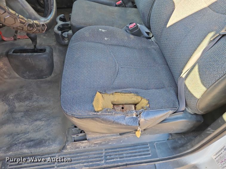 image for item EO4903 2003 Chevrolet Silverado 3500 flatbed pickup truck