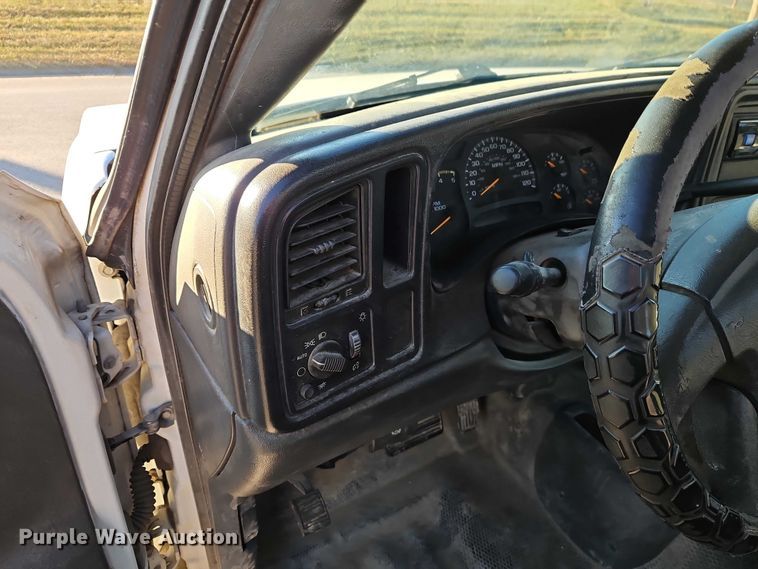 image for item EO4903 2003 Chevrolet Silverado 3500 flatbed pickup truck