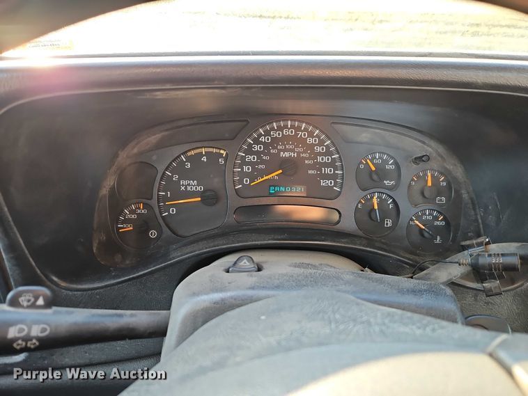 image for item EO4903 2003 Chevrolet Silverado 3500 flatbed pickup truck