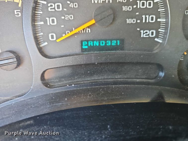 image for item EO4903 2003 Chevrolet Silverado 3500 flatbed pickup truck