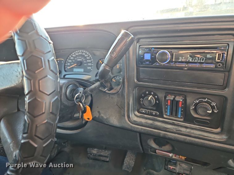 image for item EO4903 2003 Chevrolet Silverado 3500 flatbed pickup truck