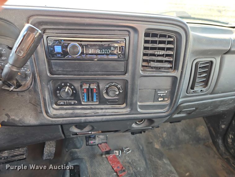 image for item EO4903 2003 Chevrolet Silverado 3500 flatbed pickup truck