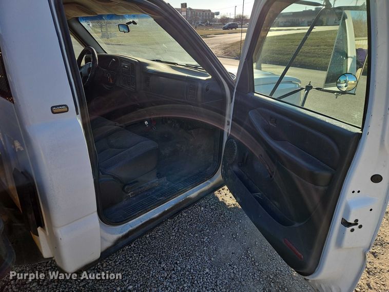 image for item EO4903 2003 Chevrolet Silverado 3500 flatbed pickup truck