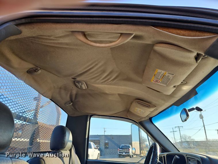 image for item EO4903 2003 Chevrolet Silverado 3500 flatbed pickup truck