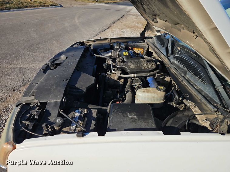 image for item EO4903 2003 Chevrolet Silverado 3500 flatbed pickup truck