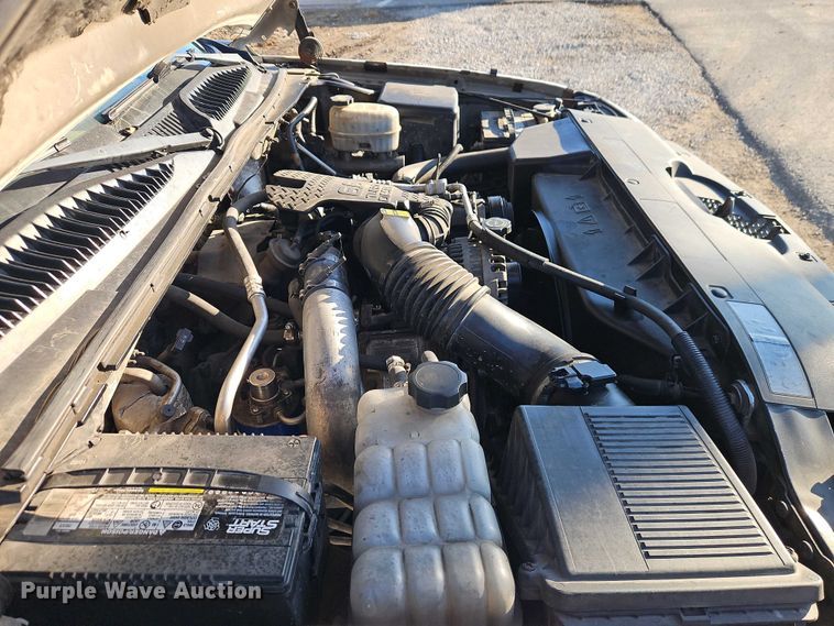 image for item EO4903 2003 Chevrolet Silverado 3500 flatbed pickup truck