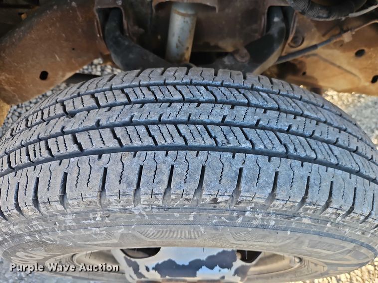 image for item EO4903 2003 Chevrolet Silverado 3500 flatbed pickup truck