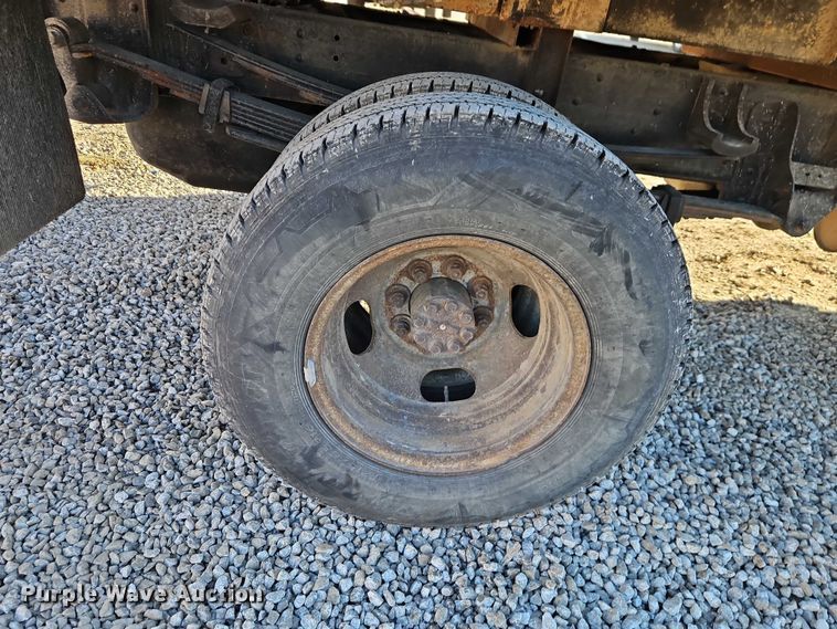 image for item EO4903 2003 Chevrolet Silverado 3500 flatbed pickup truck