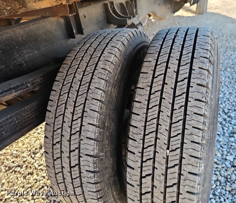 image for item EO4903 2003 Chevrolet Silverado 3500 flatbed pickup truck