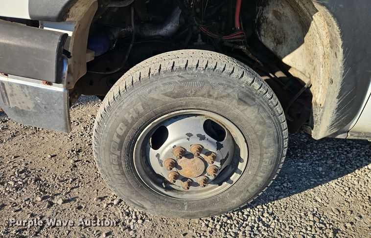 image for item EO4903 2003 Chevrolet Silverado 3500 flatbed pickup truck