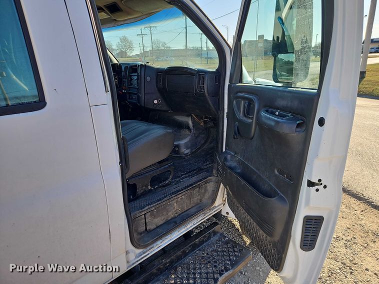 image for item EO4904 2003 Chevrolet C5 utility / service truck