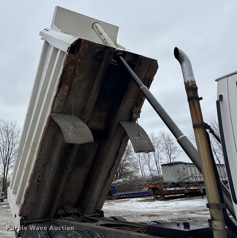image for item ER0333 1998 Ford LT8513 dump truck