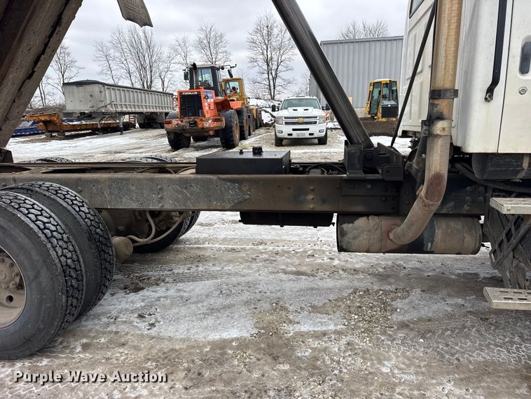 image for item ER0333 1998 Ford LT8513 dump truck